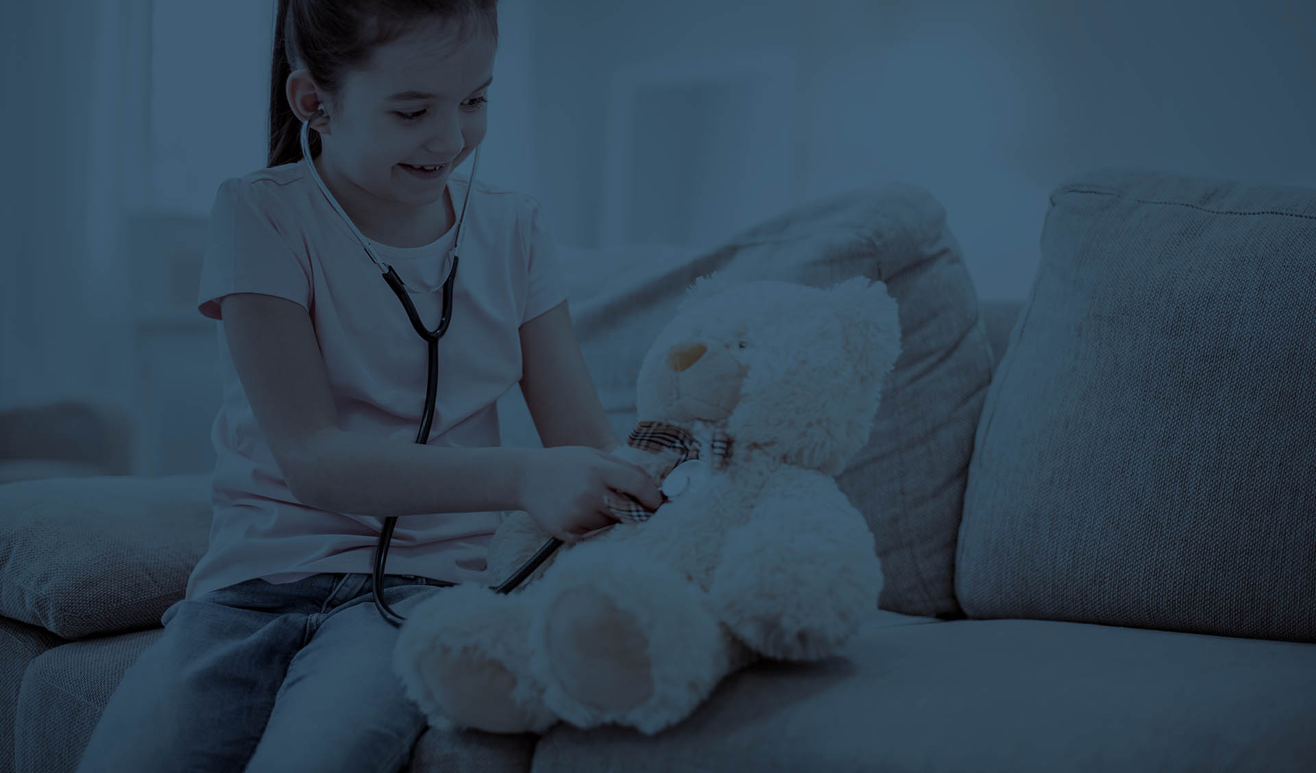 Κοριτσάκι παίζει τον γιατρό με αρκουδάκι, αποκατάσταση βουβωνοκήλης