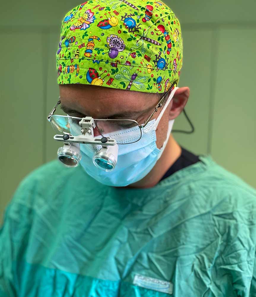 Ο Παιδοχειρουργός Δρ Φαρμάκης εκτελεί Λαπαροσκοπική σκωλικοειδεκτομή