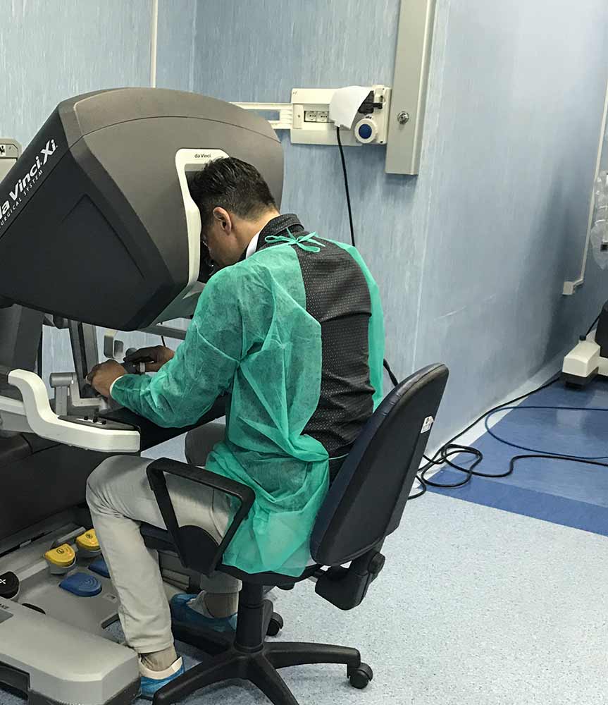 Παιδοχειρουργός εκτελεί πυελοπλαστική με το ρομποτικό μηχάνημα DaVinci